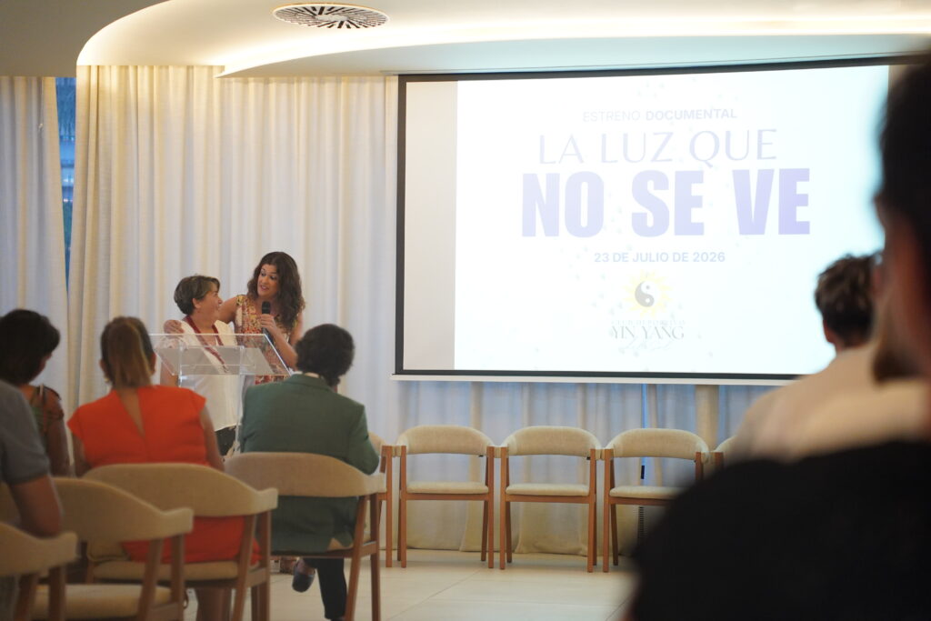 Miriam Pérez, Directora General de Personas con Discapacidad, conversando con Cary Nicolás